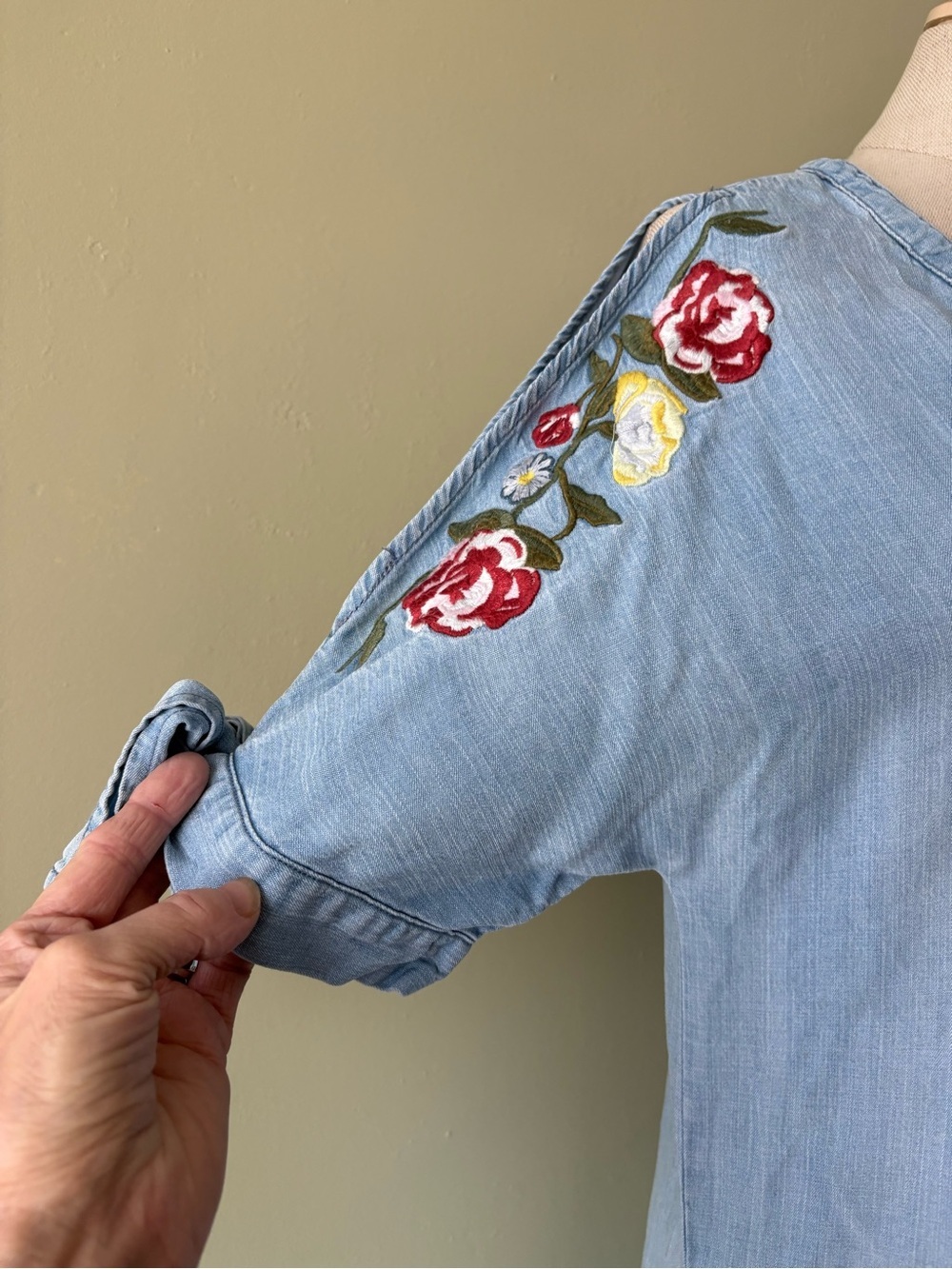 Velvet Heart Chambray dress Blue. Embroidered floral. Pockets Sz M Boho Western - Picture 5 of 10